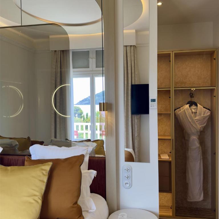 Grand Hotel Des Lecques; BW Signature Collection - Suite Lit King-Size - Non-Fumeurs - Vue sur Mer - 3