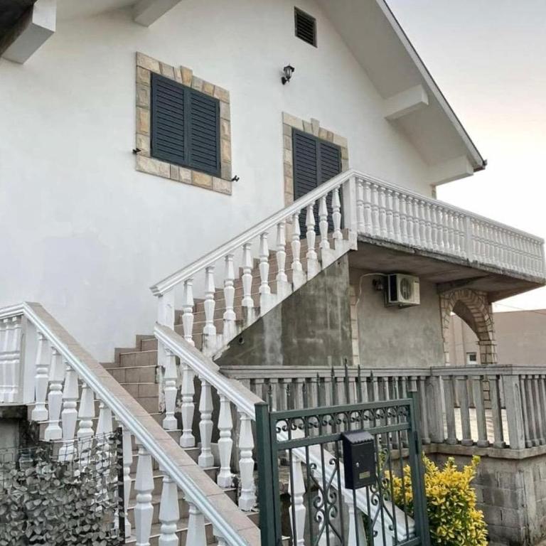 Spacious 3BD Apartment with Balcony - Three-Bedroom Apartment - 2
