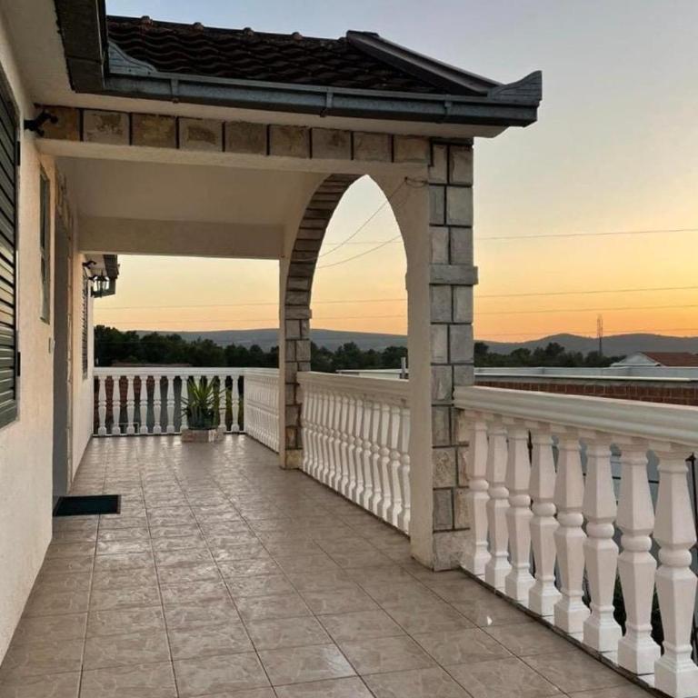 Spacious 3BD Apartment with Balcony - Three-Bedroom Apartment - 3