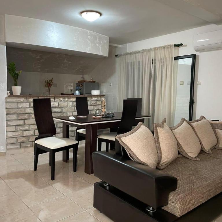 Spacious 3BD Apartment with Balcony - Three-Bedroom Apartment - 5