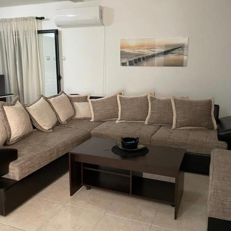 Spacious 3BD Apartment with Balcony - Three-Bedroom Apartment - 7