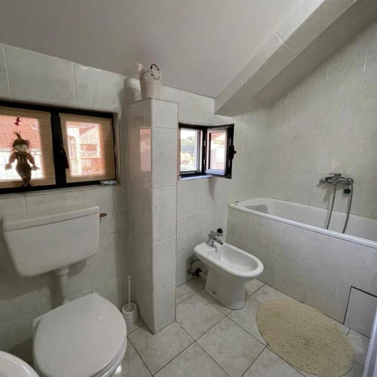 Spacious 3BD Apartment with Balcony - Three-Bedroom Apartment - 11