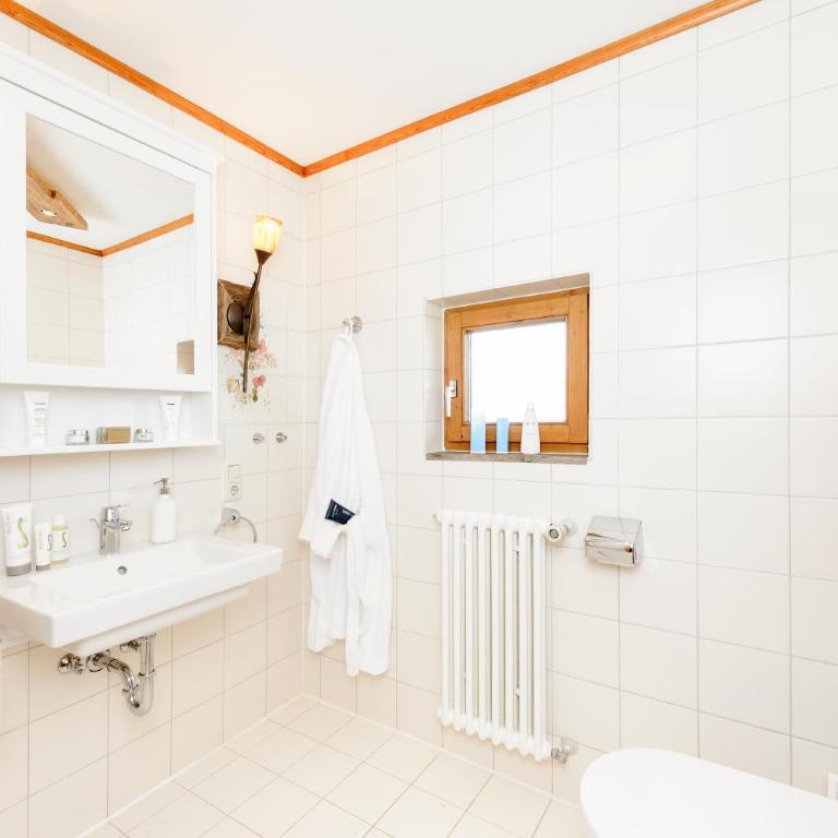 "Ferienwohnung Ess" - Annehmlichkeiten von 4-Sterne Familien-und Wellnesshotel Viktoria können mitbenutzt werden - Apartment mit 1 Schlafzimmer - 1