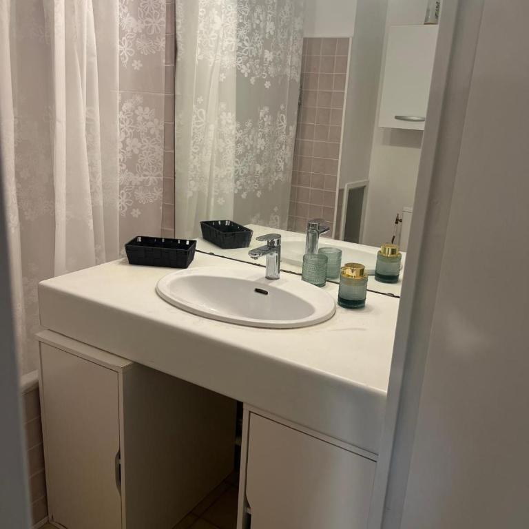 Appartement moderne 43 m2 au cœur de Montpellier, Tramway au pied de l'immeuble, Parking public, Idéal pour 1 à 3 personnes - Apartment - 9