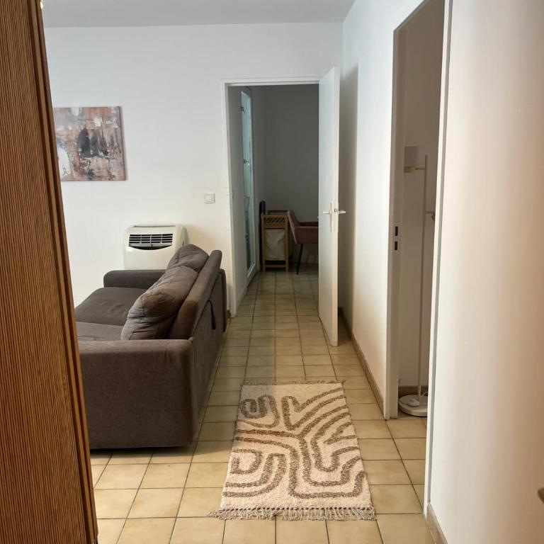 Appartement moderne 43 m2 au cœur de Montpellier, Tramway au pied de l'immeuble, Parking public, Idéal pour 1 à 3 personnes - Apartment - 13