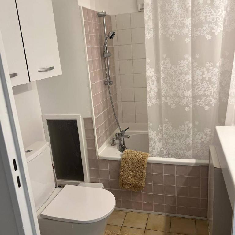 Appartement moderne 43 m2 au cœur de Montpellier, Tramway au pied de l'immeuble, Parking public, Idéal pour 1 à 3 personnes - Apartment - 10