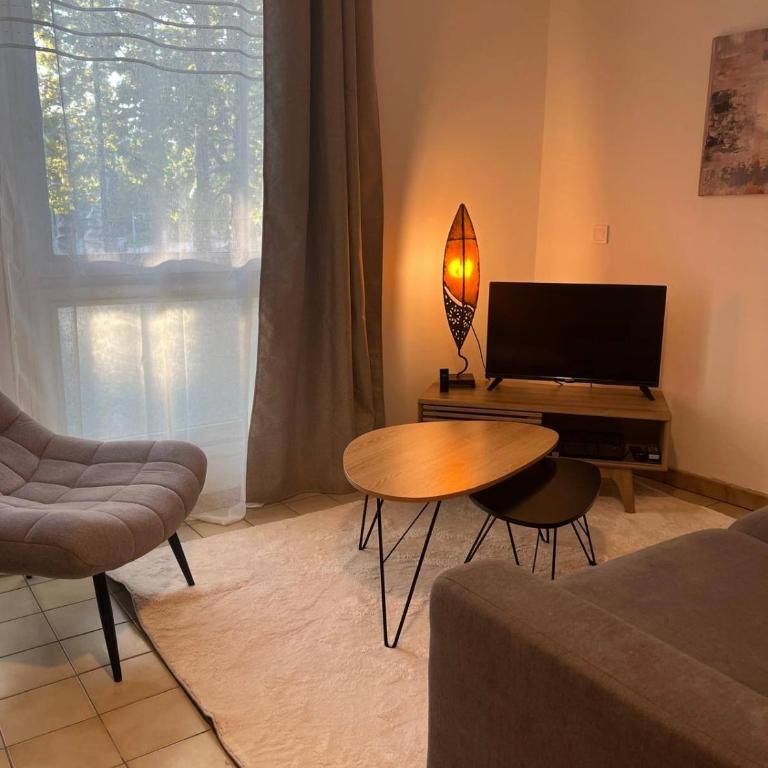 Appartement moderne 43 m2 au cœur de Montpellier, Tramway au pied de l'immeuble, Parking public, Idéal pour 1 à 3 personnes - Apartment - 7