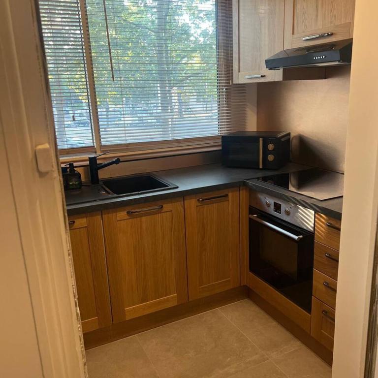 Appartement moderne 43 m2 au cœur de Montpellier, Tramway au pied de l'immeuble, Parking public, Idéal pour 1 à 3 personnes - Apartment - 12