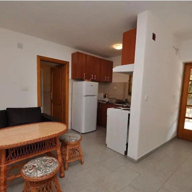 Villa Lučica - Two-Bedroom Apartment with Sea View - 16