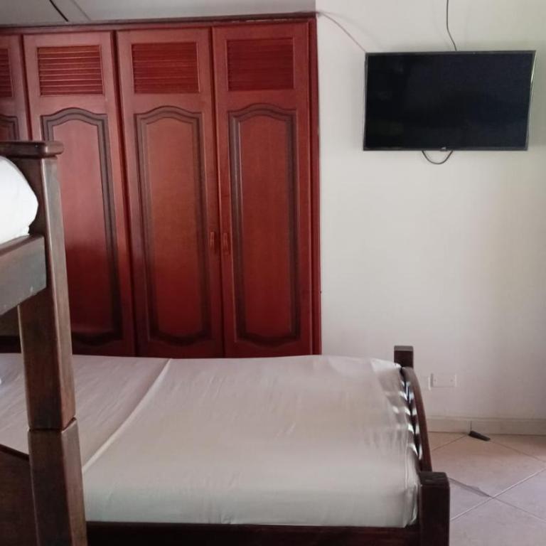 Hotel Villa De Los Angeles - Family Room with Private Bathroom - 1