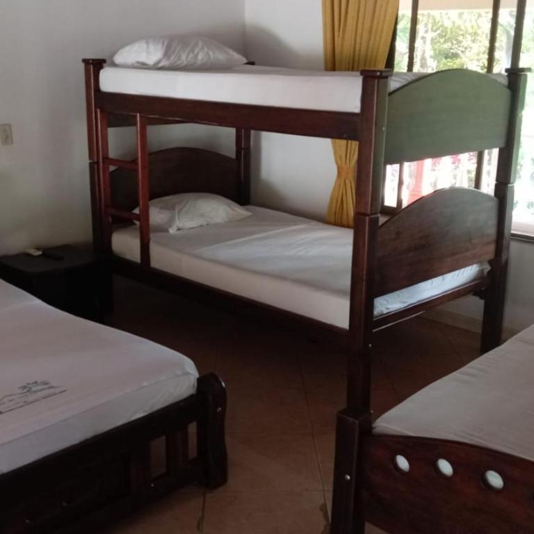Hotel Villa De Los Angeles - Family Room with Private Bathroom - 2