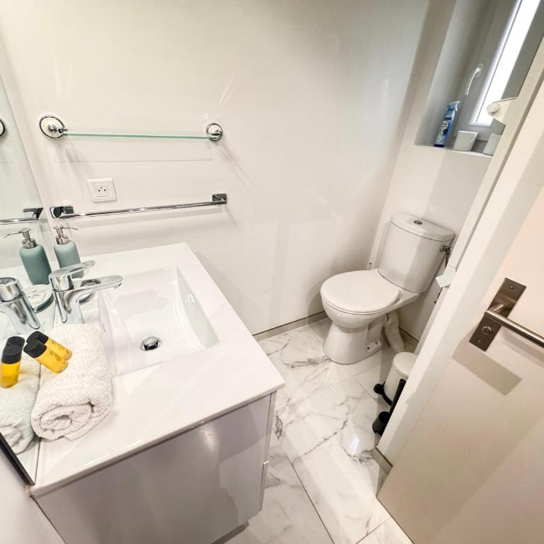 Bright, Central & Stylish 3 Min Walk to the Sea - Appartement Deluxe - 10