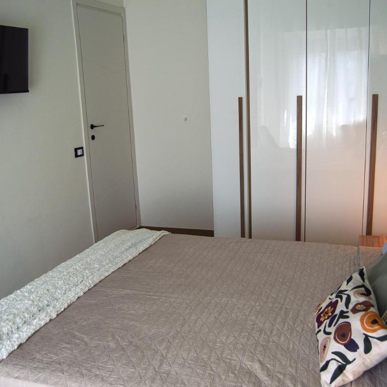 Iris House - One-Bedroom Standard Apartment - 8