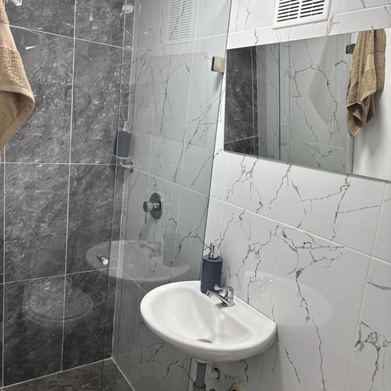 Apartaestudio cerca al centro de Medellin - Two-Bedroom Apartment - 5