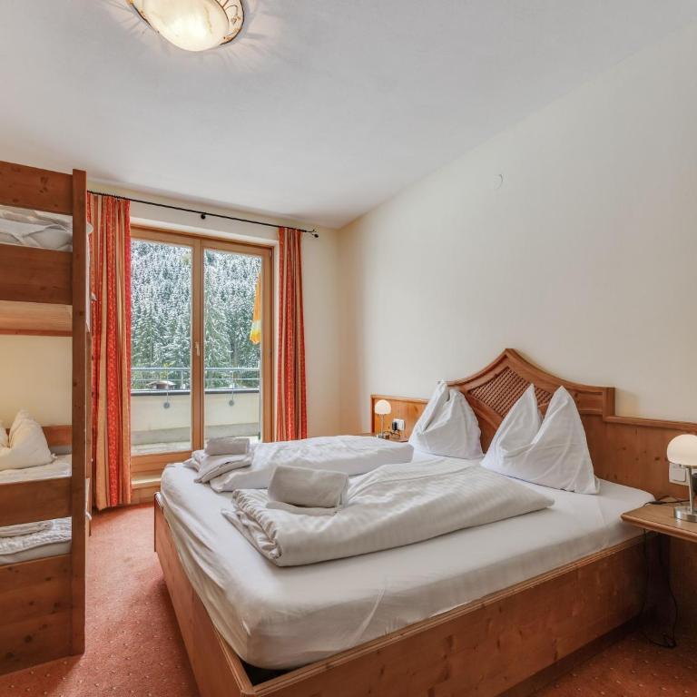 Chalet in Saalbach near Ski Lift - Two-Bedroom Chalet - 13
