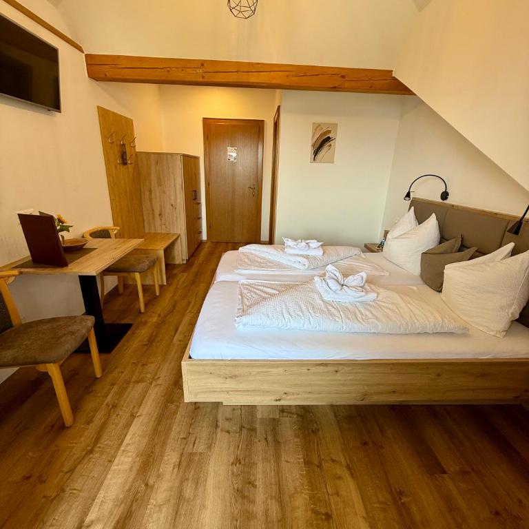 Restaurant - Café - Pension HASSLER - Doppelzimmer mit Balkon - 6