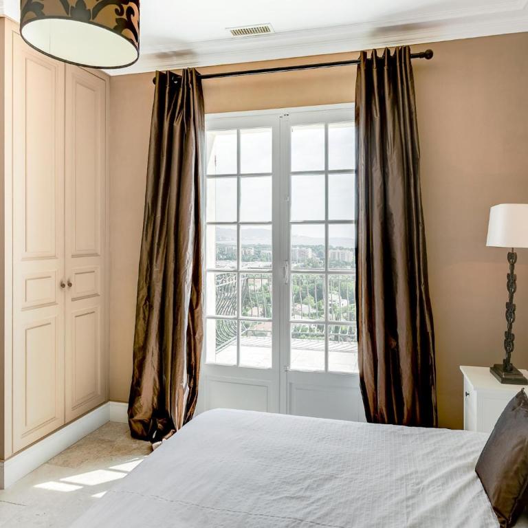 Mandelieu Villa with Rooftop - Five-Bedroom Villa - 20