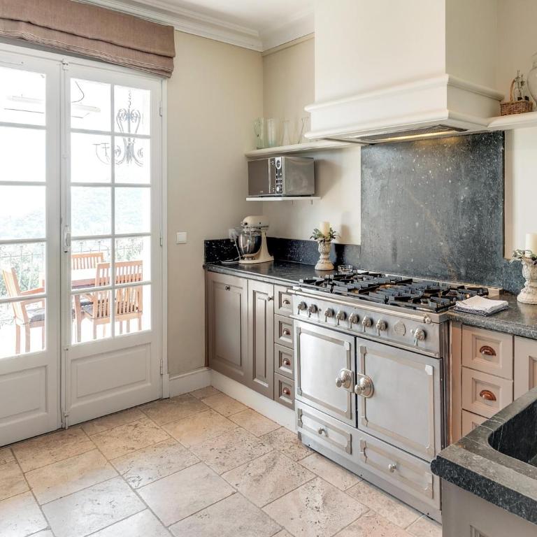 Mandelieu Villa with Rooftop - Five-Bedroom Villa - 6