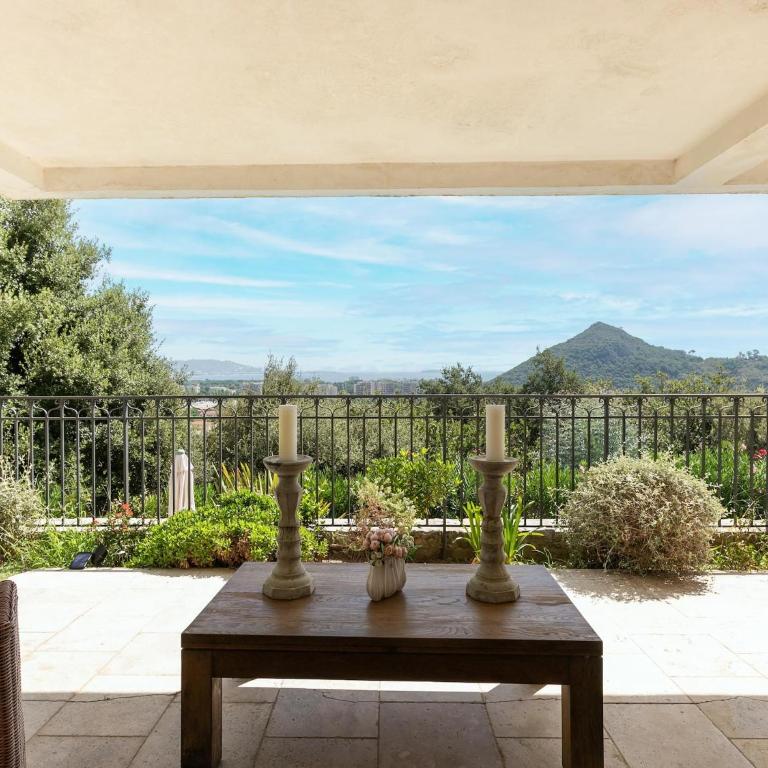 Mandelieu Villa with Rooftop - Five-Bedroom Villa - 32