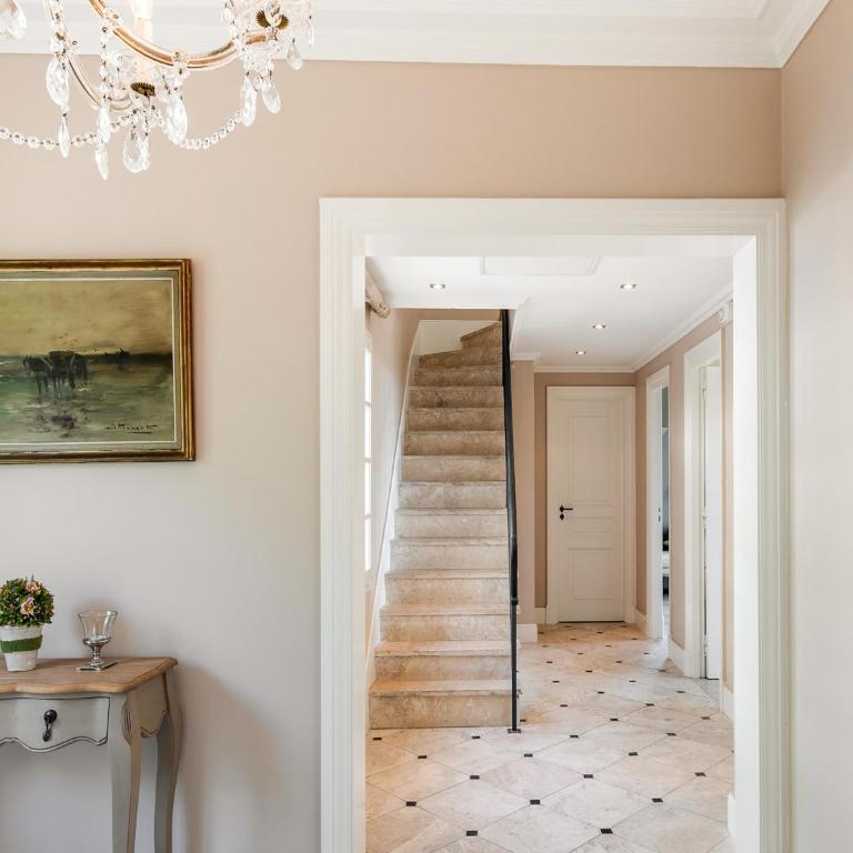 Mandelieu Villa with Rooftop - Five-Bedroom Villa - 17