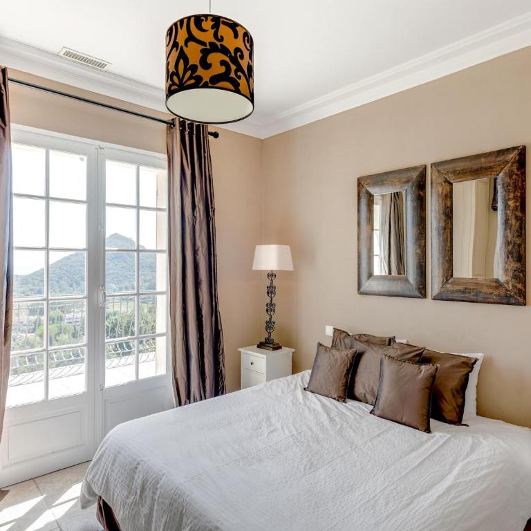 Mandelieu Villa with Rooftop - Five-Bedroom Villa - 12