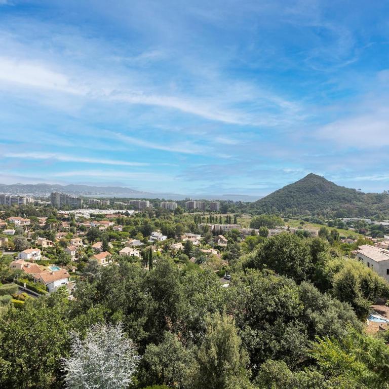Mandelieu Villa with Rooftop - Five-Bedroom Villa - 38