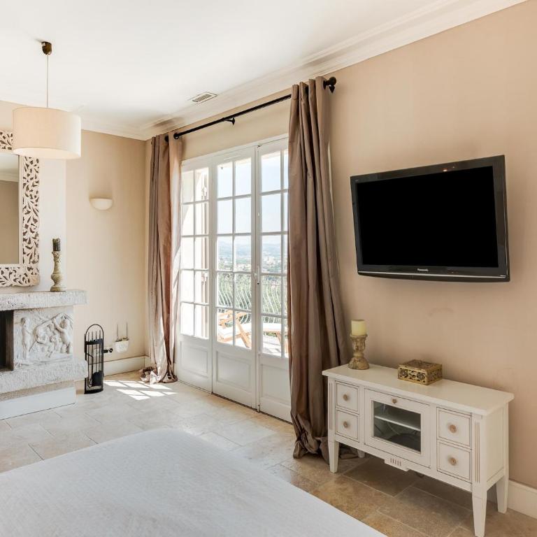 Mandelieu Villa with Rooftop - Five-Bedroom Villa - 15