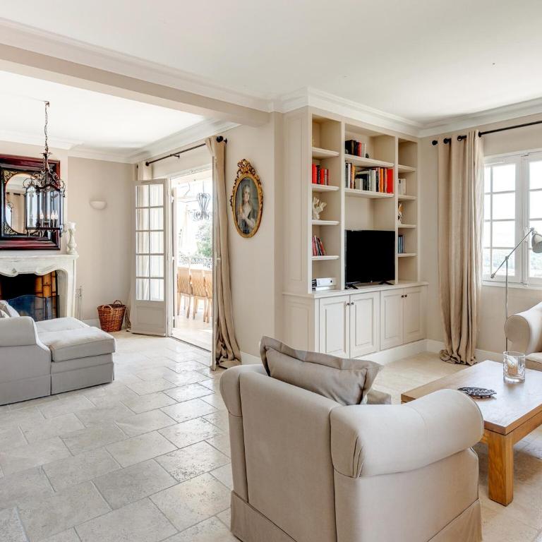 Mandelieu Villa with Rooftop - Five-Bedroom Villa - 14