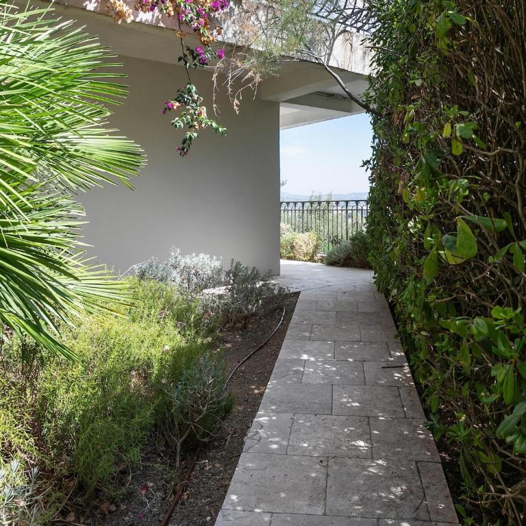 Mandelieu Villa with Rooftop - Five-Bedroom Villa - 34