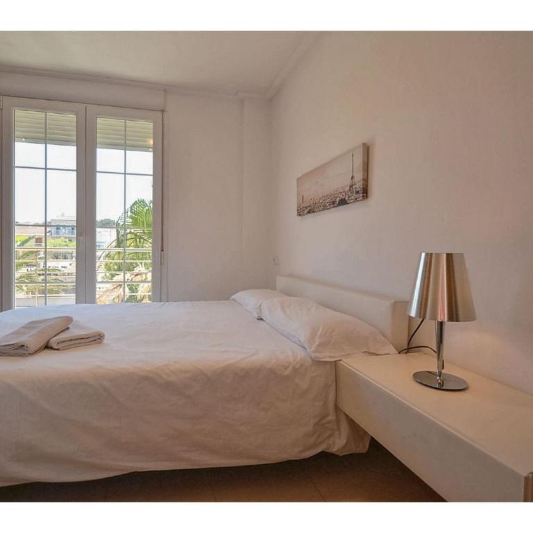 Harborfront Escape in Mallorca - Three-Bedroom Apartment - 15
