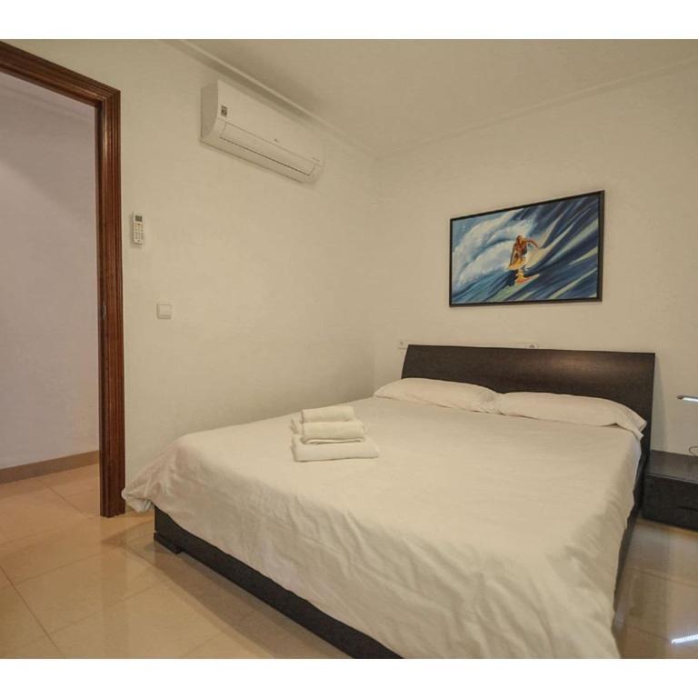 Harborfront Escape in Mallorca - Three-Bedroom Apartment - 16