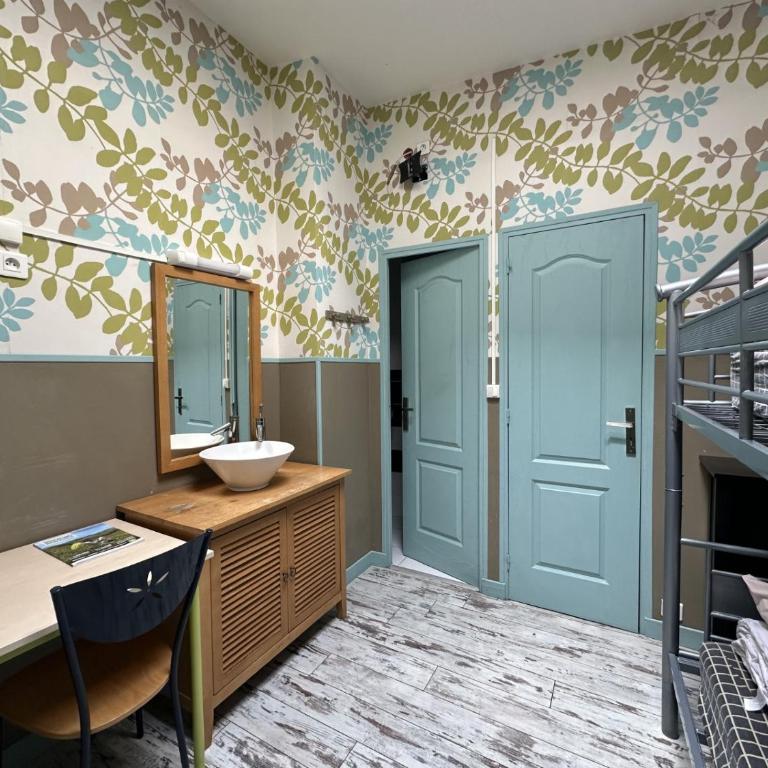 Auberge de Jeunesse HI Le Mont-Dore - Room with 2 Bunk Beds with Ensuite Bathroom - 1