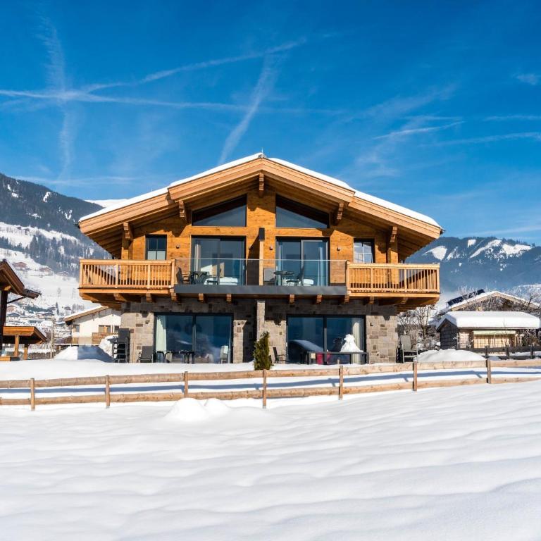 Chalet in Niedernsill near Ski Slopes - Four-Bedroom Vacation Home - 34