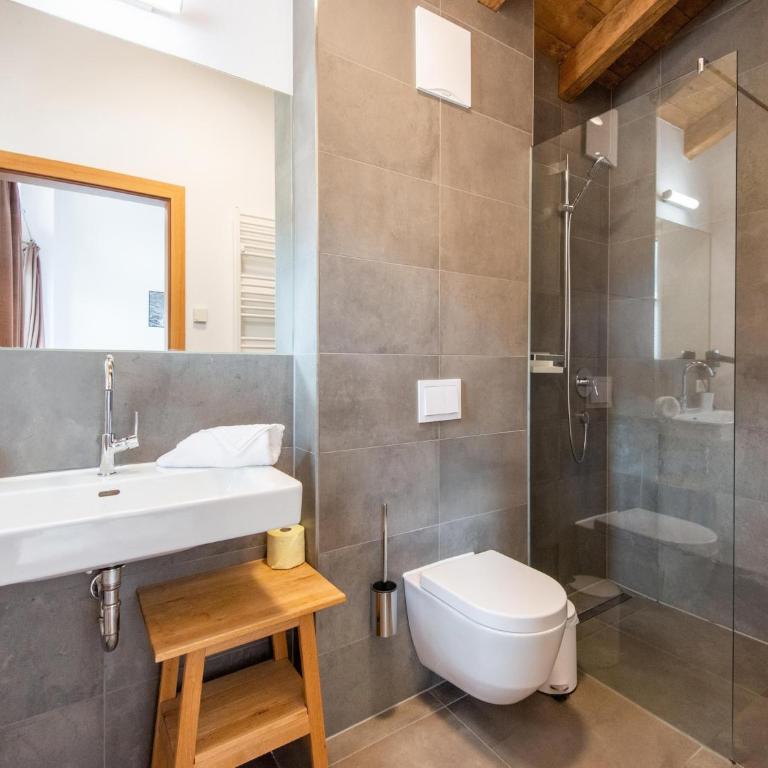 Chalet in Niedernsill near Ski Slopes - Four-Bedroom Vacation Home - 24