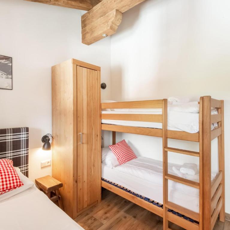 Chalet in Niedernsill near Ski Slopes - Four-Bedroom Vacation Home - 17