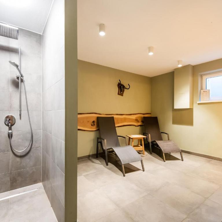 Chalet in Niedernsill near Ski Slopes - Four-Bedroom Vacation Home - 23