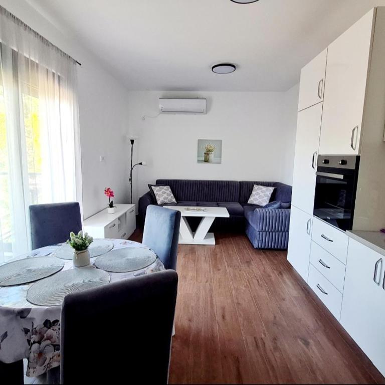 Helen Lux Apartments - One-Bedroom Apartment - 3