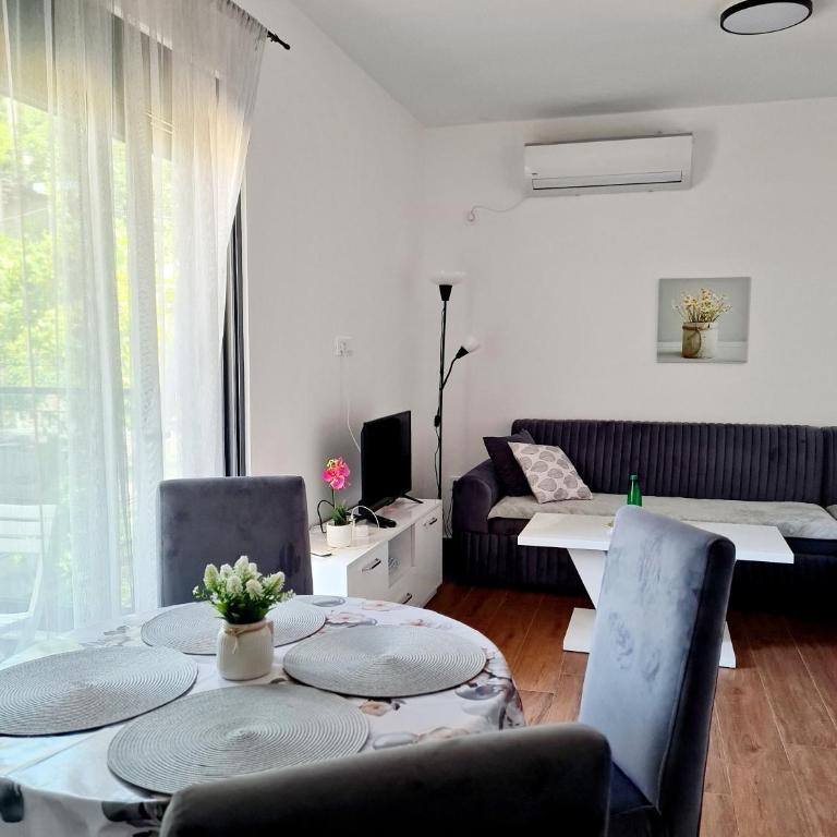 Helen Lux Apartments - One-Bedroom Apartment - 5