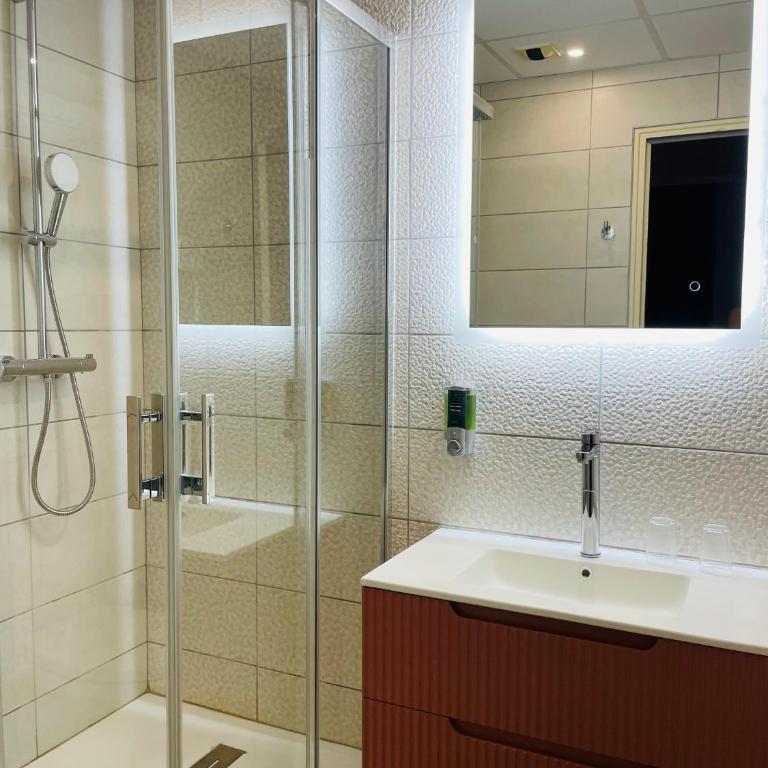 Brit Hotel Acacias - Chambre Double Club (17 m²) - 17