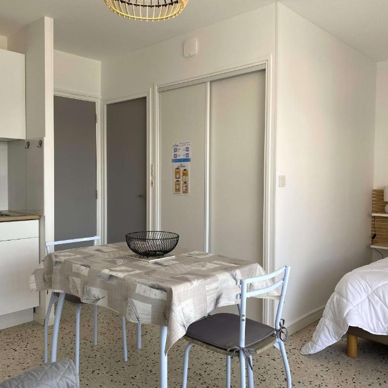 Appartement T1 avec balcon, clim, parking et wifi à Balaruc-les-Bains - FR-1-553-259 - Apartment - 4