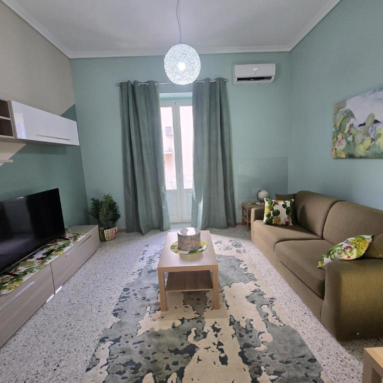 Angela's HOME - Three-Bedroom Apartment with Balcony - 8