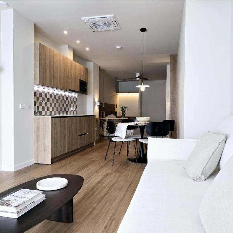 Lhome Macarena Centro Histórico - Estudio con cama extragrande y sofá cama - 5