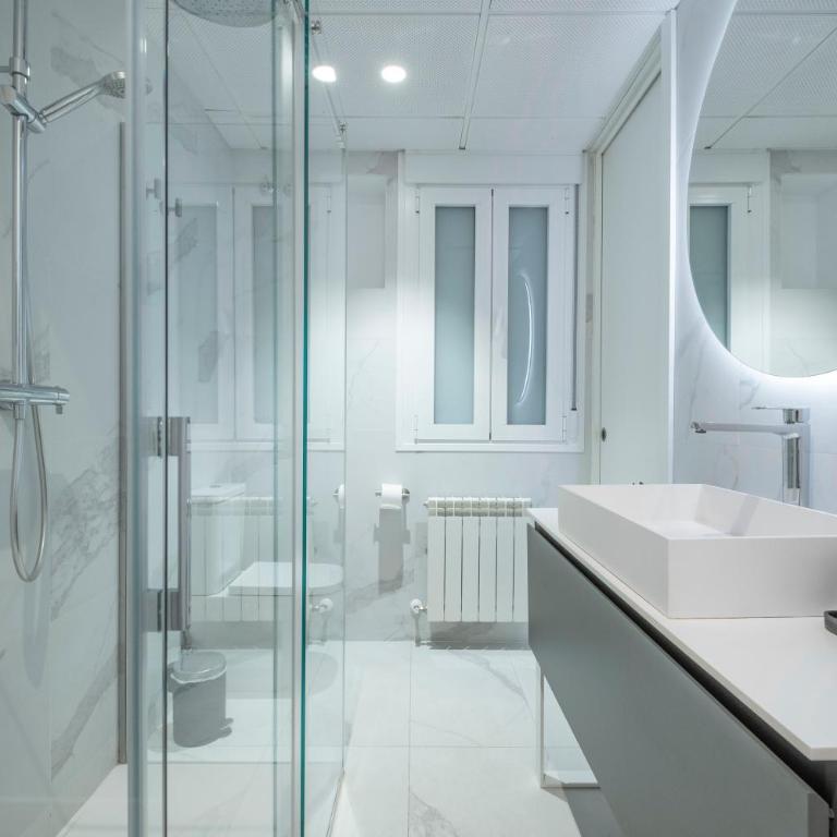 Espectacular piso en Madrid en la Milla de ORO - Three-Bedroom Apartment - 11