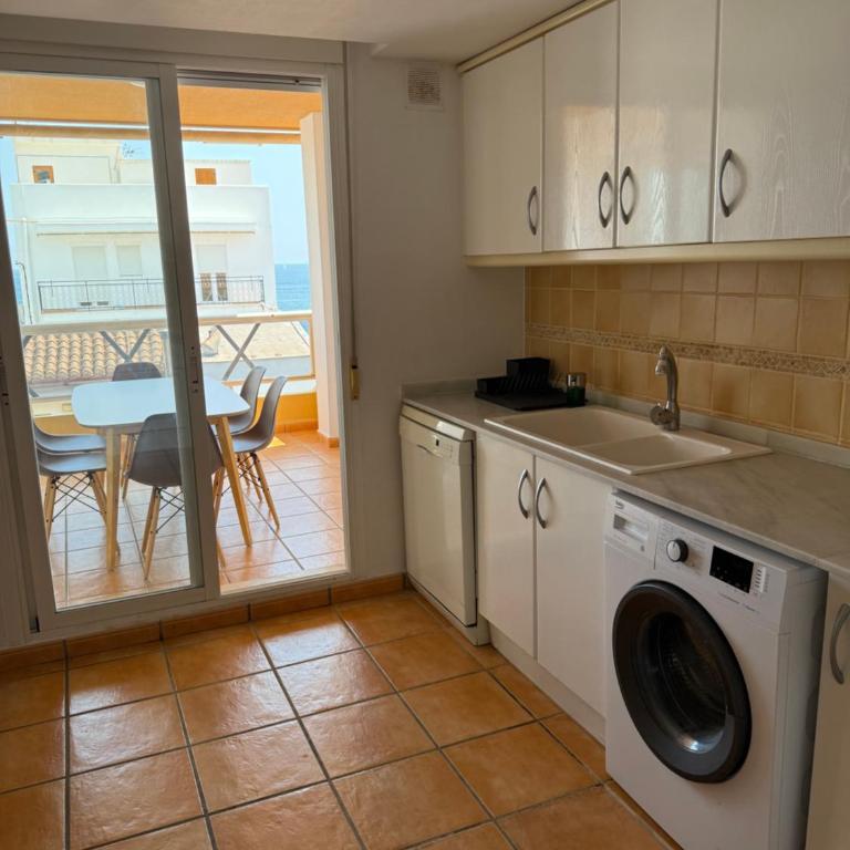 Duplex with spacious terraces and stunning sea views, right next to the beach - Apartamento - 12