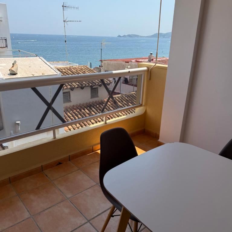 Duplex with spacious terraces and stunning sea views, right next to the beach - Apartamento - 10