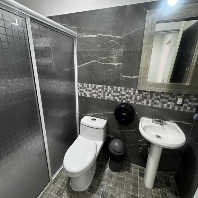 Blue Inn Hotel & Suites - Standard King Room - 4