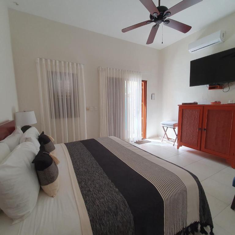 Merida Santiago Hotel Boutique - King Suite with Pool View - 3