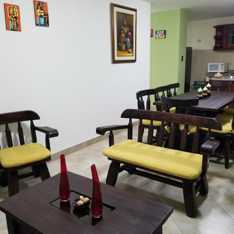 Domina la ciudad desde nuestros departamentos - Three-Bedroom Apartment - 2