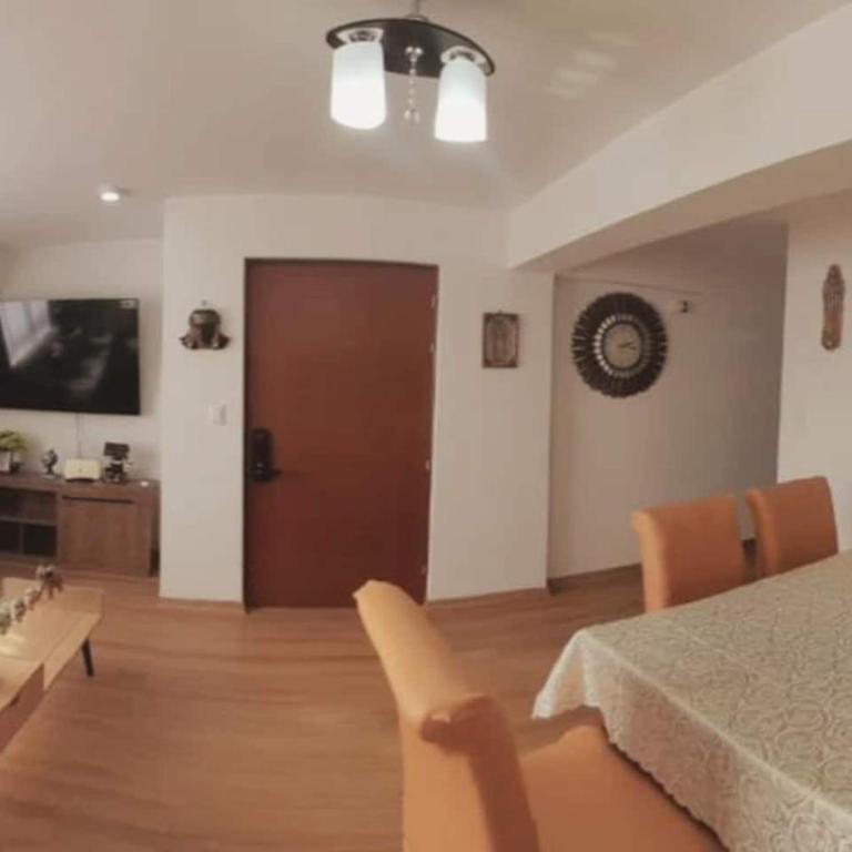 Bello departamento con cochera y excelente ubicación - Three-Bedroom Apartment - 7