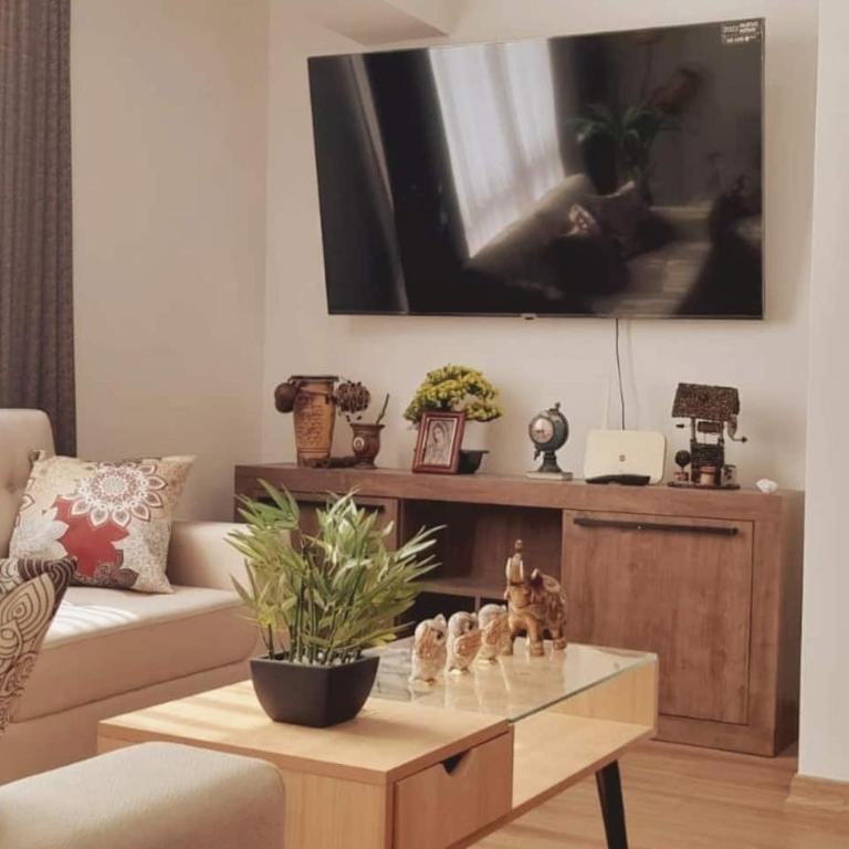 Bello departamento con cochera y excelente ubicación - Three-Bedroom Apartment - 3